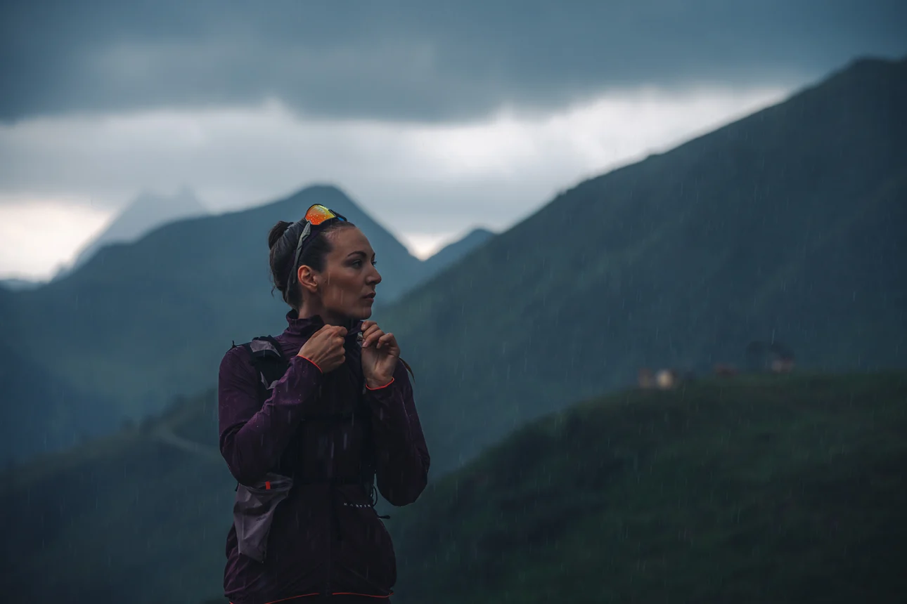 eine Frau in einer Regenjacke