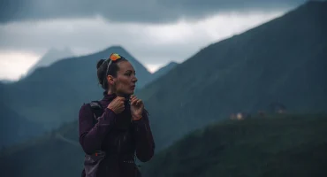 eine Frau in einer Regenjacke