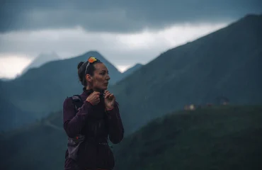 eine Frau in einer Regenjacke