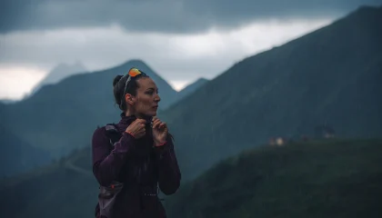 eine Frau in einer Regenjacke